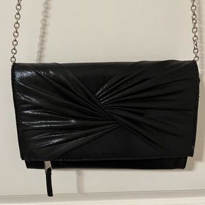KELLY & KATIE Vonya Twist Clutch in Black